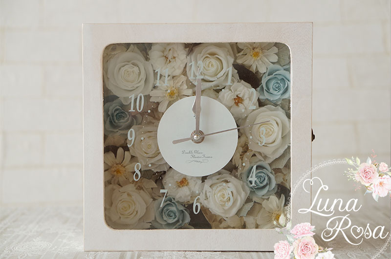 白×水色のバラとジニアの花時計