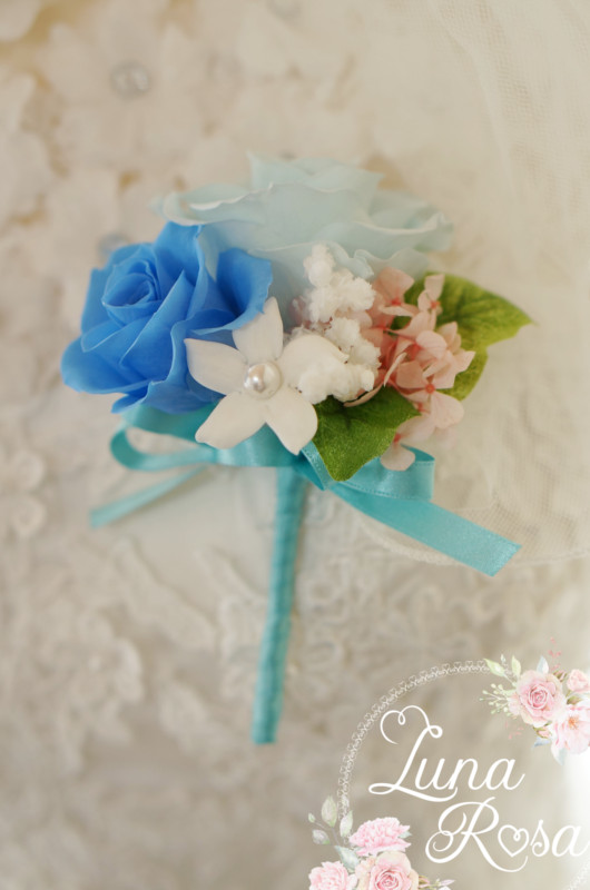 白×ブルー×ピンクのバラとジャスミンのブートニア