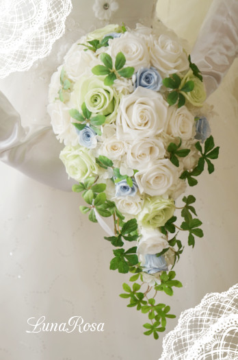 バラがたっぷり♡白×グリーン×水色の上品なプリザーブドフラワーキャスケードブーケ