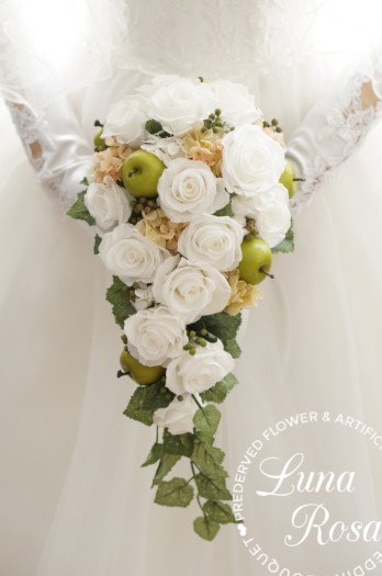 バラとアジサイとペッパーベリーの白×グリーンキャスケードブーケ