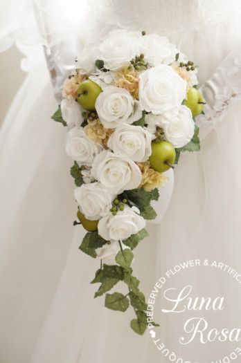 バラとアジサイとペッパーベリーの白×グリーンキャスケードブーケ