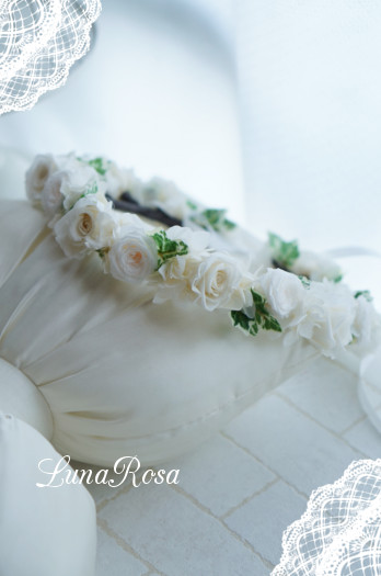 プリザーブドフラワーのバラとアイビーの白×グリーン花冠
