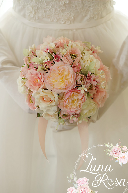 造花のバラと小花の白×ピンクラウンドブーケ