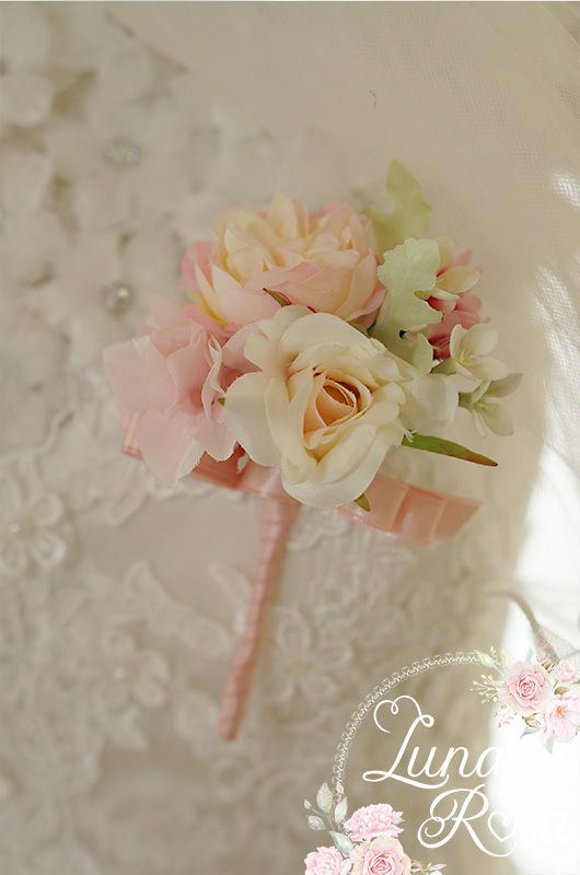 造花のバラと小花の白×ピンクのブートニア