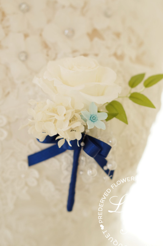 白×水色のバラとブルースターとロイヤルブルーリボンのブートニア