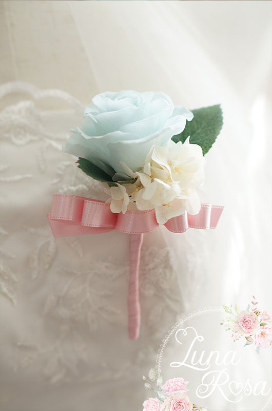 白×ピンク×水色のバラのブートニア