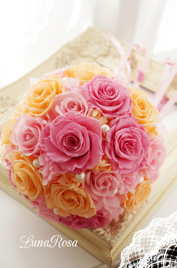 バラがたっぷり♡ピンクとオレンジのプリザーブドフラワーラウンドブーケ
