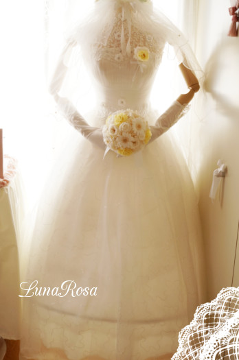 ガーベラとバラの白×イエローのウェディングドレス用ラウンドブーケ
