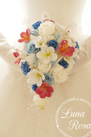 プルメリアとバラの白×青×ピンクティアドロップブーケ