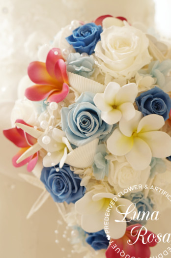 プルメリアとバラの白×青×ピンクティアドロップブーケ